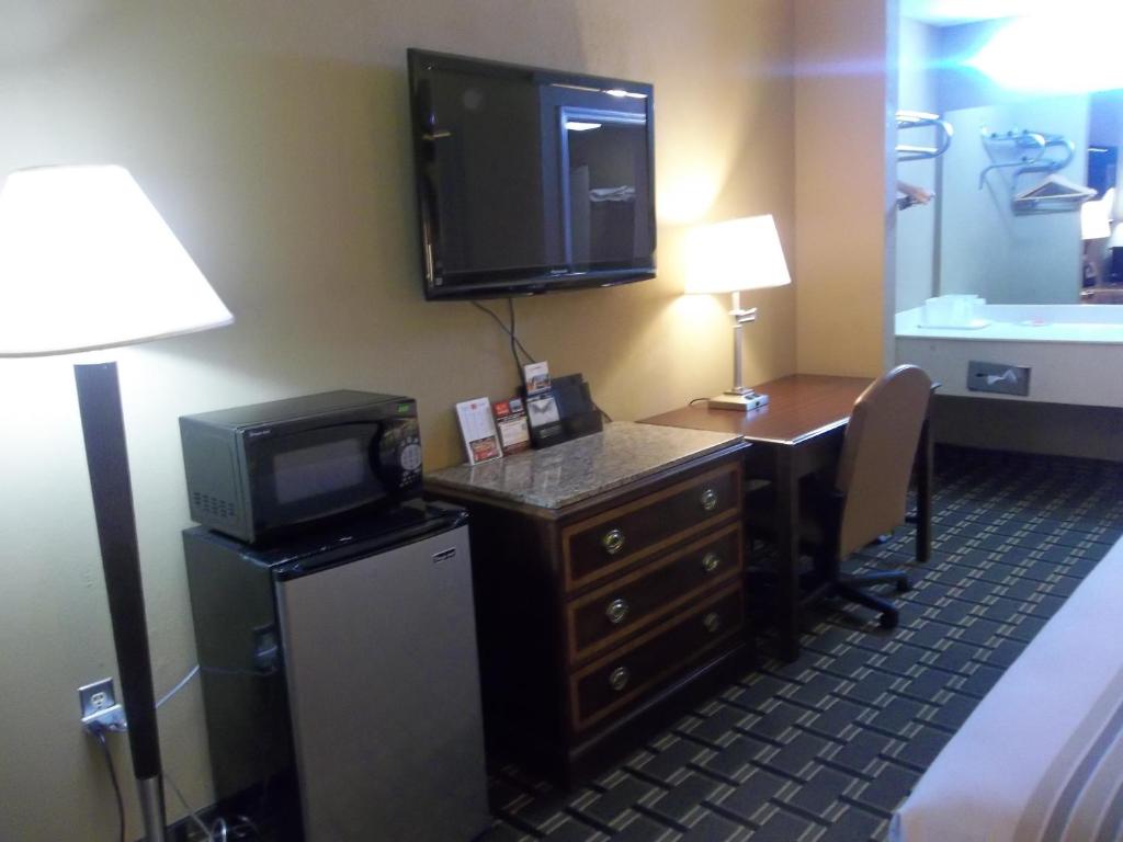 Econo Lodge Acworth East - King Room - Smoking
