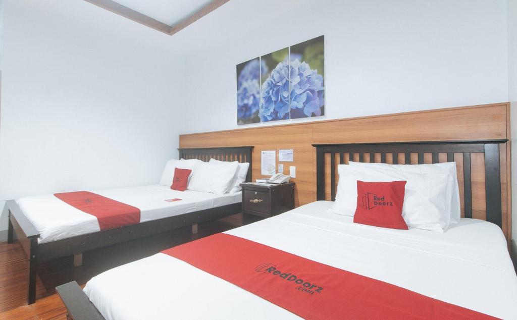 RedDoorz at Nick Hotel Isabela - Deluxe Room