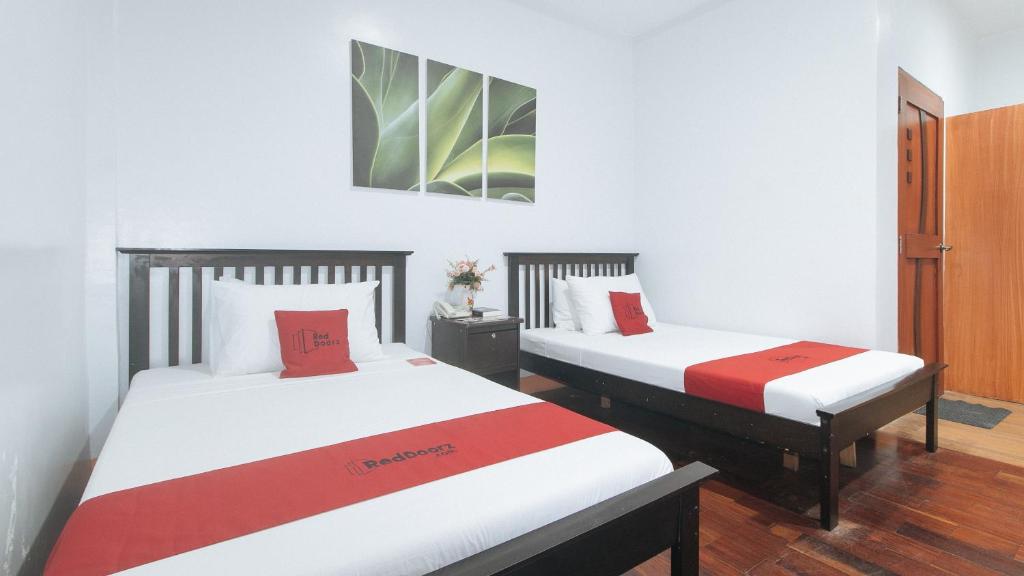 RedDoorz at Nick Hotel Isabela - Twin Room