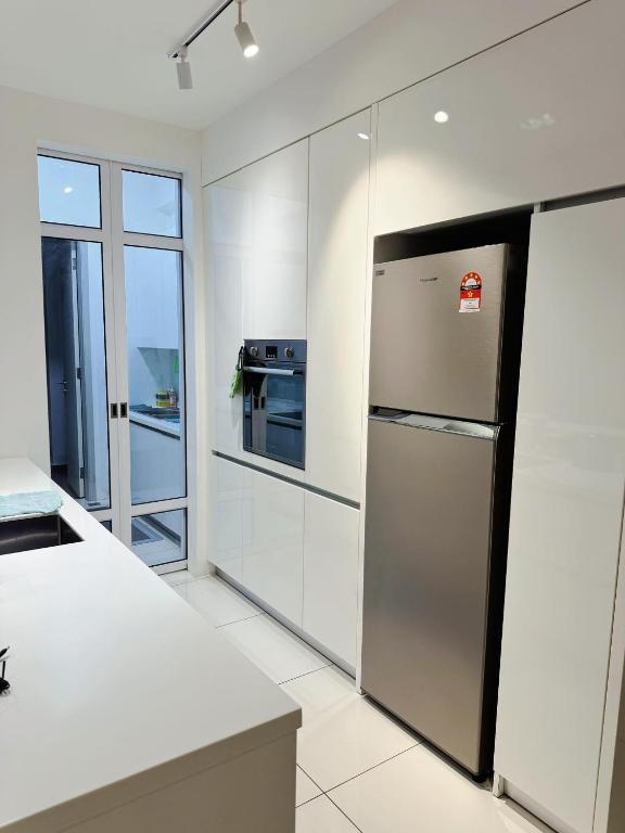 Köök või kööginurk majutusasutuses Tanjung Tokong Luxury SEAVIEW bathtub condo 2 rooms 6 pax near Straits Quay Marina Mall 丹绒道光 豪华海景 双房浴缸 高级公寓
