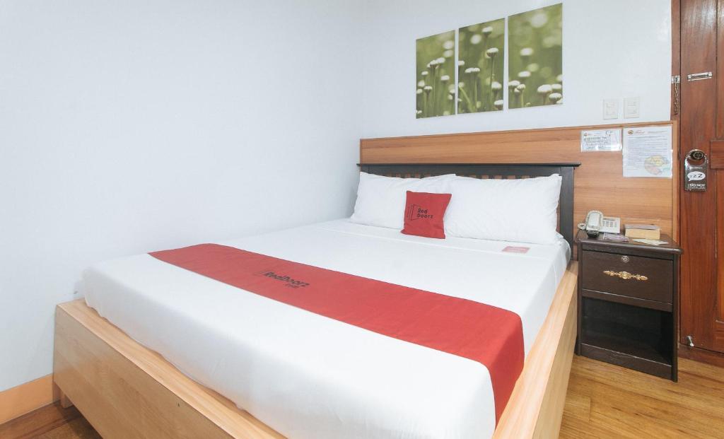 RedDoorz at Nick Hotel Isabela - Superior Double Room