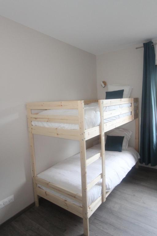 Postel nebo postele na pokoji v ubytování L'Impasse en Famille, appartement 2-6 personnes piscine et spa privés