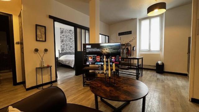 un salon avec une table et une chambre avec un lit dans l'établissement Très joli T2 dans la vieille ville, à Angoulême