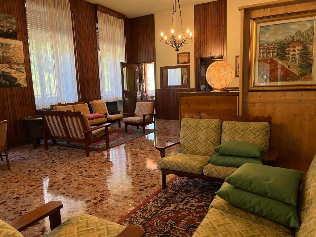 Posezení v ubytování Albergo Piazzatorre