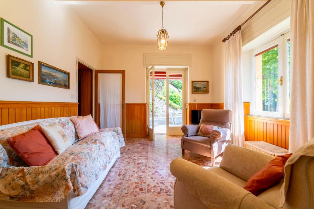 una sala de estar con un sofá y dos sillas en A due passi dal Belvedere by Wonderful Italy, en Bellagio