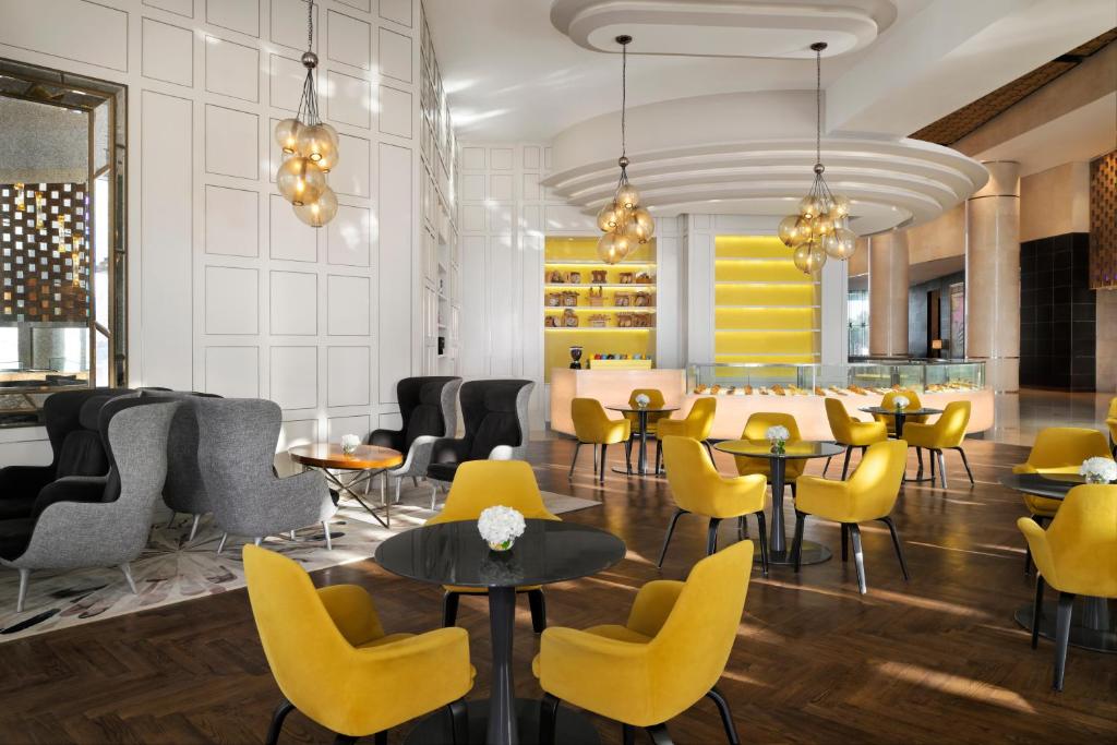 Posezení v ubytování InterContinental Dubai Festival City by IHG