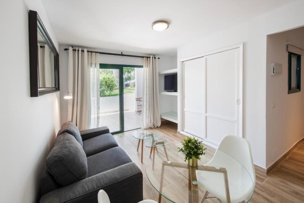 Apartamentos Los Rosales - Studio Apartment With Terrace