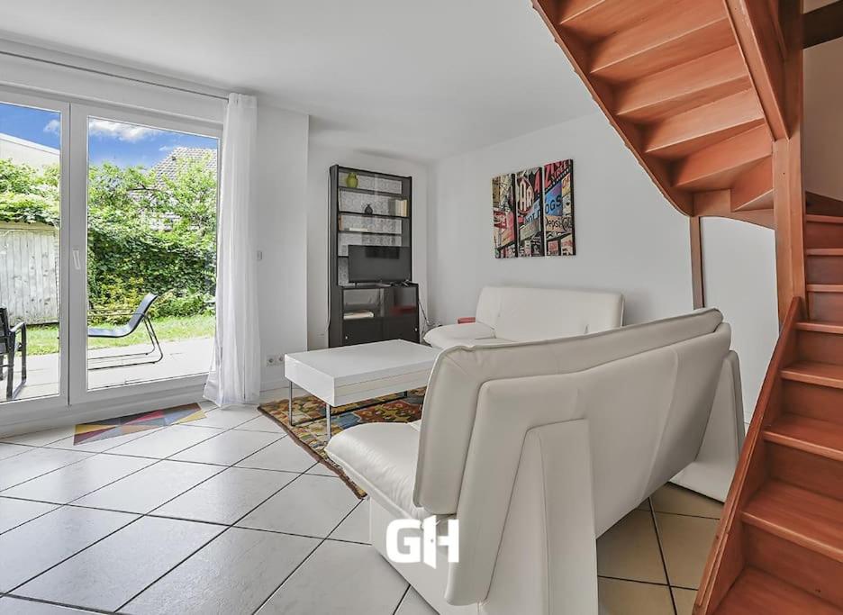 un salon avec un canapé et une table dans l'établissement La Casita - 6p - Paris et Disney - Jardin, à Villiers-sur-Marne