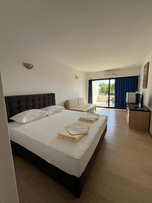 Postel nebo postele na pokoji v ubytování Hotel Ana Murter