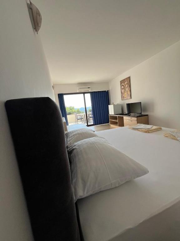 Postel nebo postele na pokoji v ubytování Hotel Ana Murter