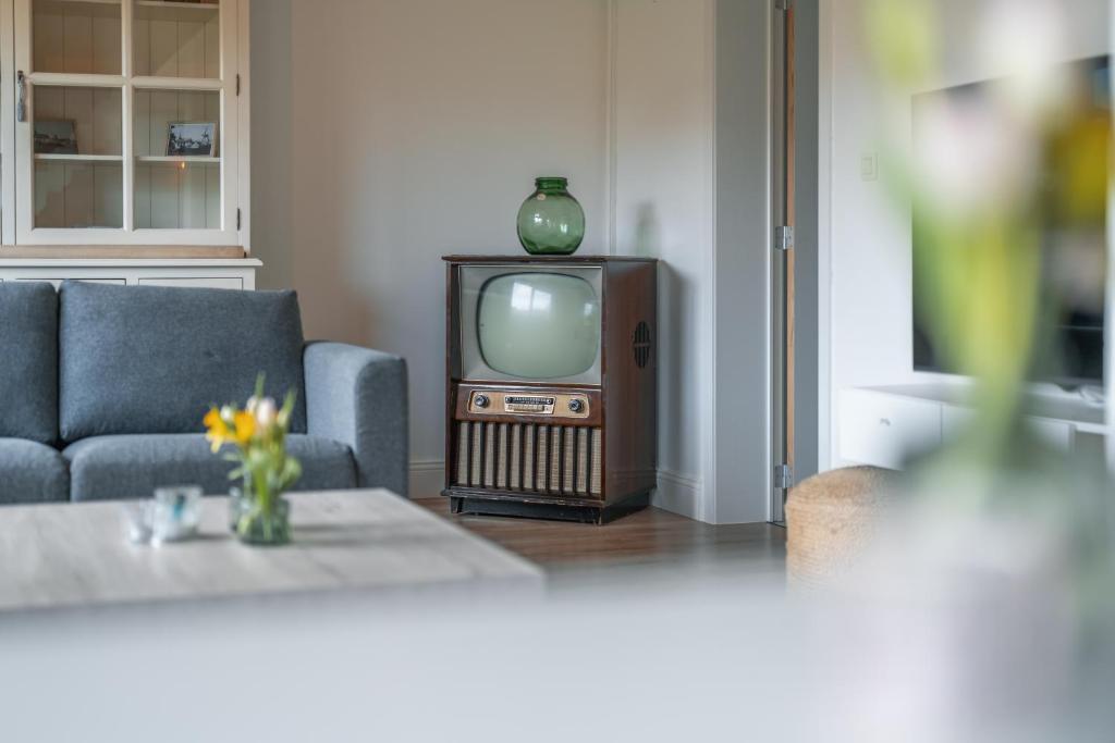 TV a/nebo společenská místnost v ubytování Klaverhoeve Stene