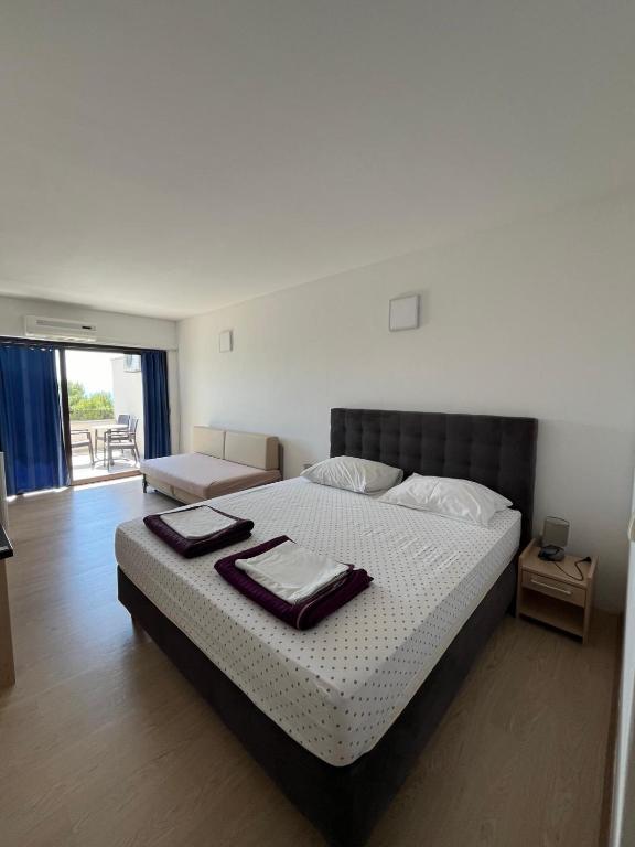 Postel nebo postele na pokoji v ubytování Hotel Ana Murter