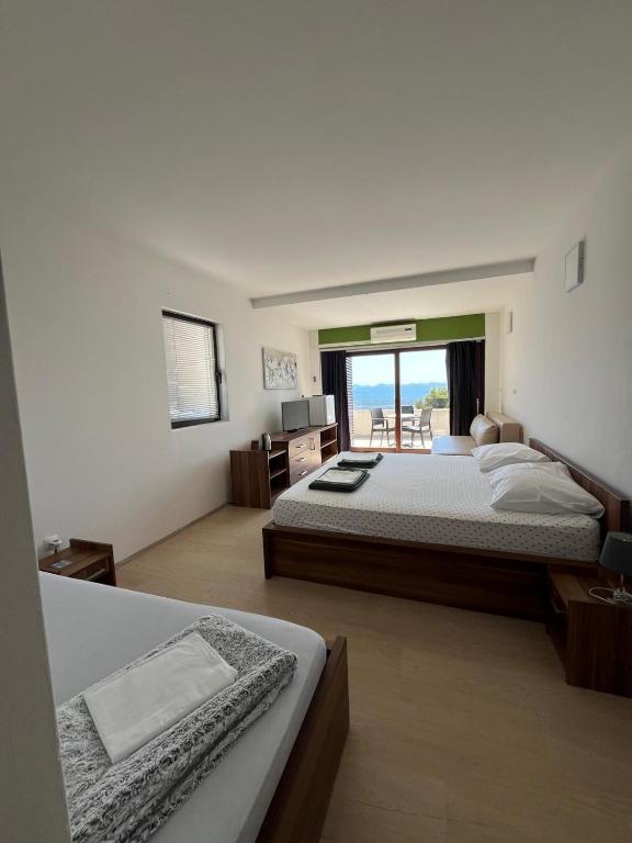 Postel nebo postele na pokoji v ubytování Hotel Ana Murter