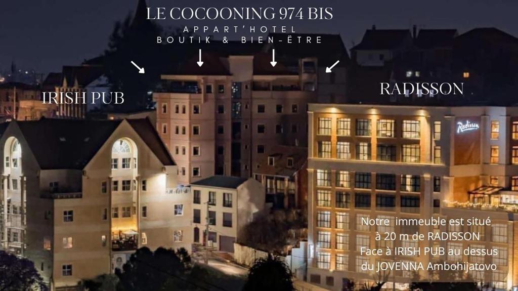 Una vista de un edificio de noche con luces. en Appartement hôtel de luxe 974, en Antananarivo