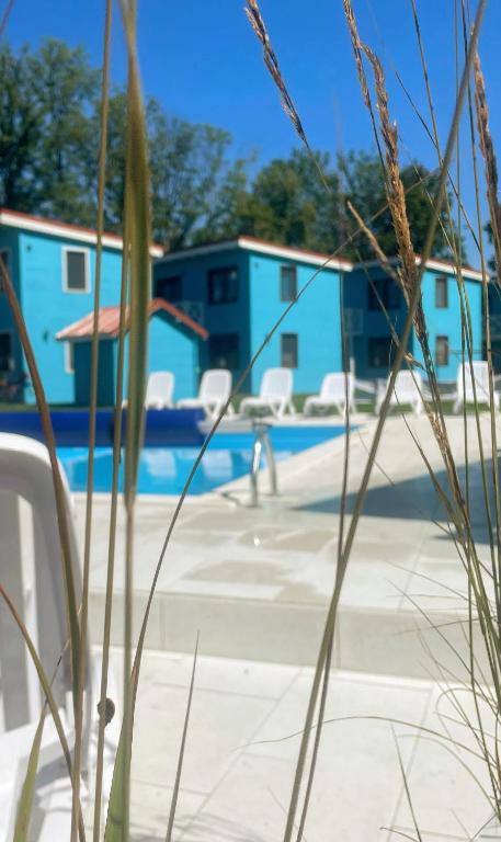 Bazén v ubytování Domki przy plaży Owocowy Ogród nebo v jeho okolí