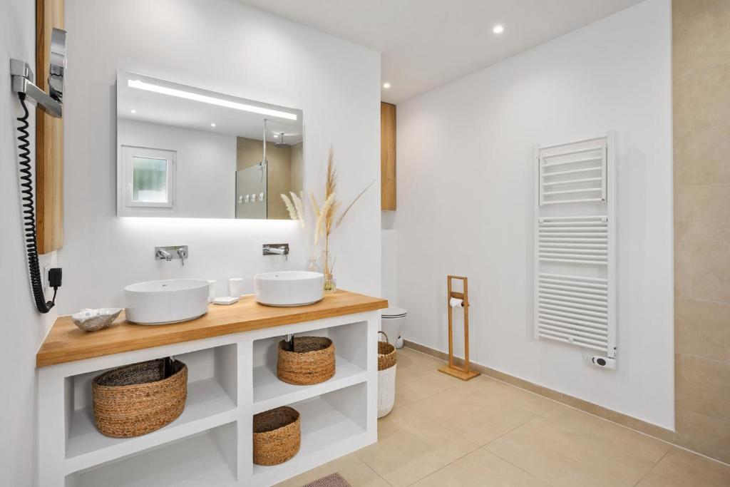 Ein Badezimmer in der Unterkunft Villa La Genestière - Familienoase und Golfertraum mit Infinity-Pool und 180-Grad-Panoramablick bis zum Meer