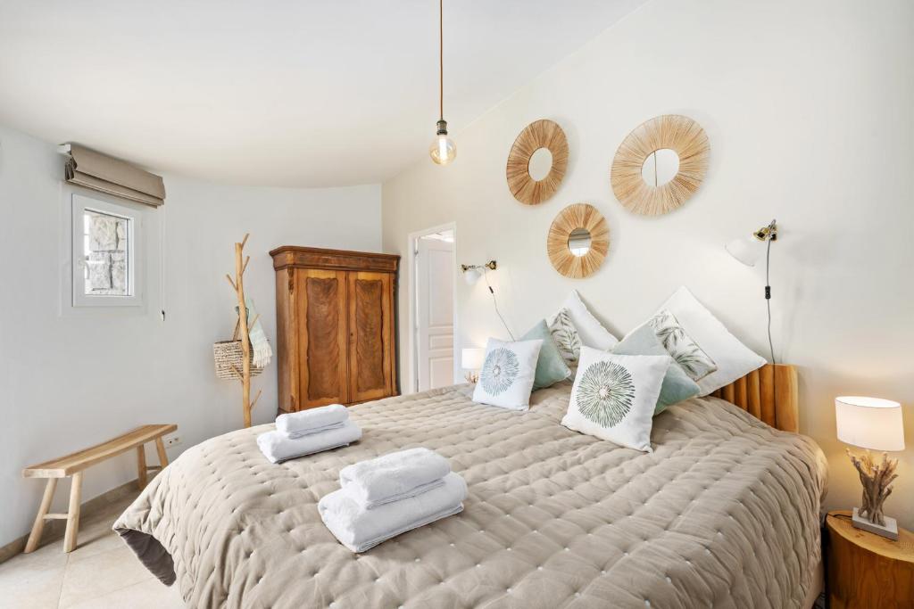 Ein Bett oder Betten in einem Zimmer der Unterkunft Villa La Genestière - Familienoase und Golfertraum mit Infinity-Pool und 180-Grad-Panoramablick bis zum Meer