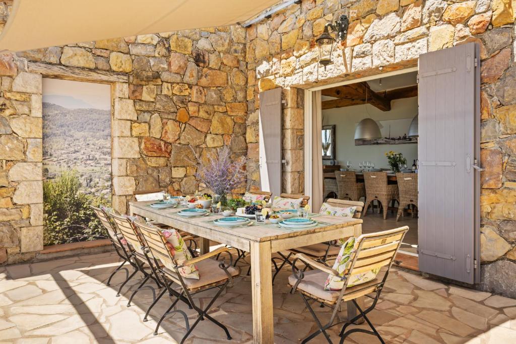 Galeriebild der Unterkunft Villa La Genestière - Familienoase und Golfertraum mit Infinity-Pool und 180-Grad-Panoramablick bis zum Meer in Seillans