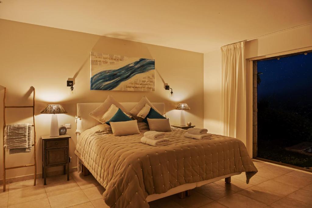 Ein Bett oder Betten in einem Zimmer der Unterkunft Villa La Genestière - Familienoase und Golfertraum mit Infinity-Pool und 180-Grad-Panoramablick bis zum Meer