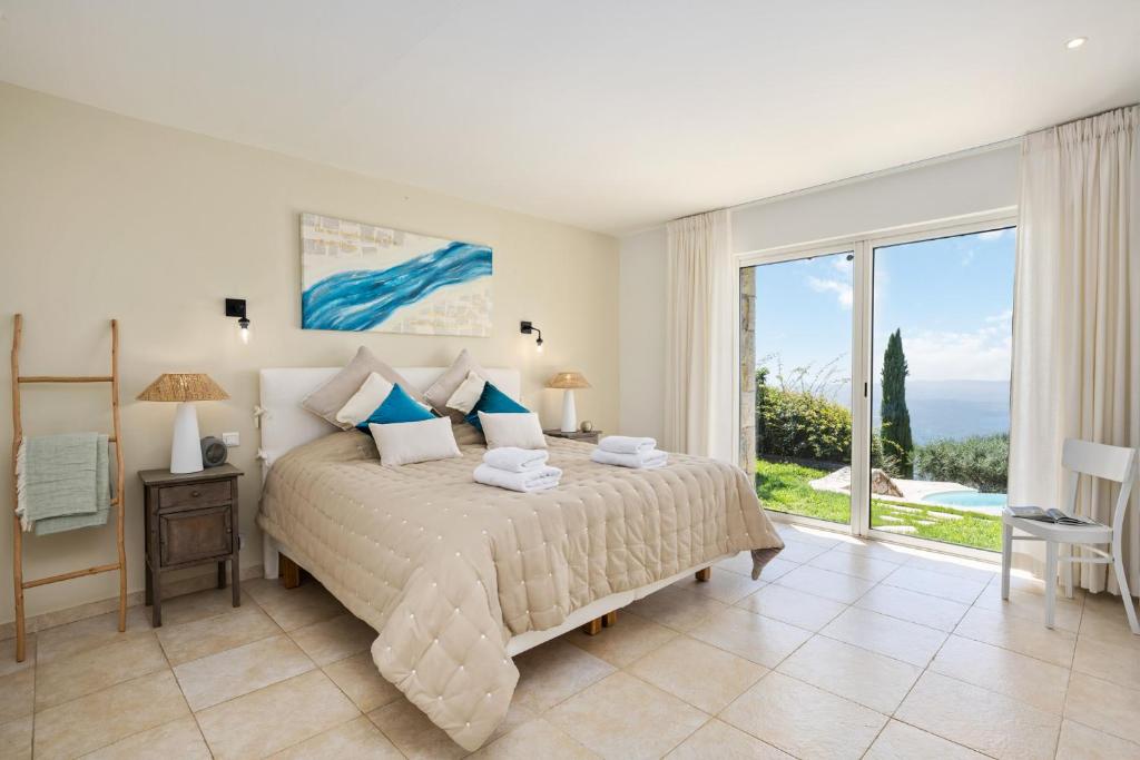 Ein Bett oder Betten in einem Zimmer der Unterkunft Villa La Genestière - Familienoase und Golfertraum mit Infinity-Pool und 180-Grad-Panoramablick bis zum Meer
