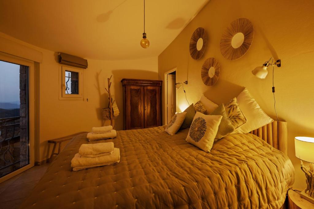 Ein Bett oder Betten in einem Zimmer der Unterkunft Villa La Genestière - Familienoase und Golfertraum mit Infinity-Pool und 180-Grad-Panoramablick bis zum Meer