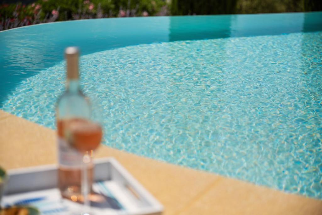 Der Swimmingpool an oder in der Nähe von Villa La Genestière - Familienoase und Golfertraum mit Infinity-Pool und 180-Grad-Panoramablick bis zum Meer