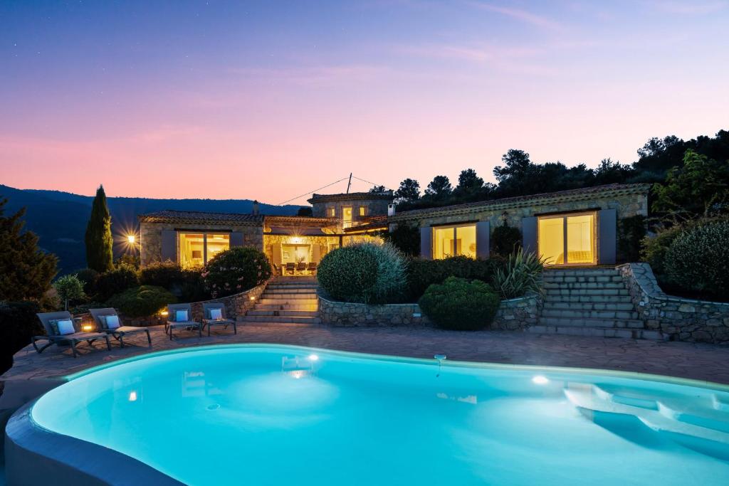Der Swimmingpool an oder in der Nähe von Villa La Genestière - Familienoase und Golfertraum mit Infinity-Pool und 180-Grad-Panoramablick bis zum Meer