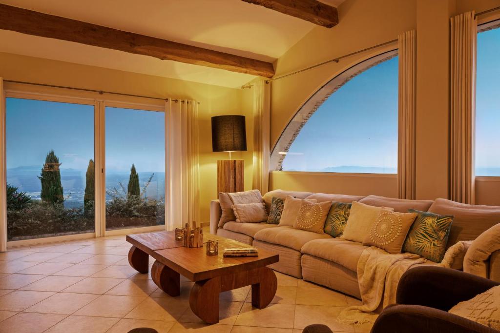 Ein Sitzbereich in der Unterkunft Villa La Genestière - Familienoase und Golfertraum mit Infinity-Pool und 180-Grad-Panoramablick bis zum Meer