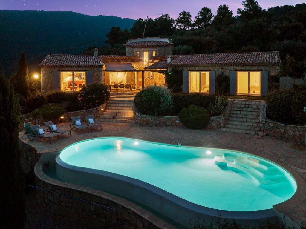 Der Swimmingpool an oder in der Nähe von Villa La Genestière - Familienoase und Golfertraum mit Infinity-Pool und 180-Grad-Panoramablick bis zum Meer