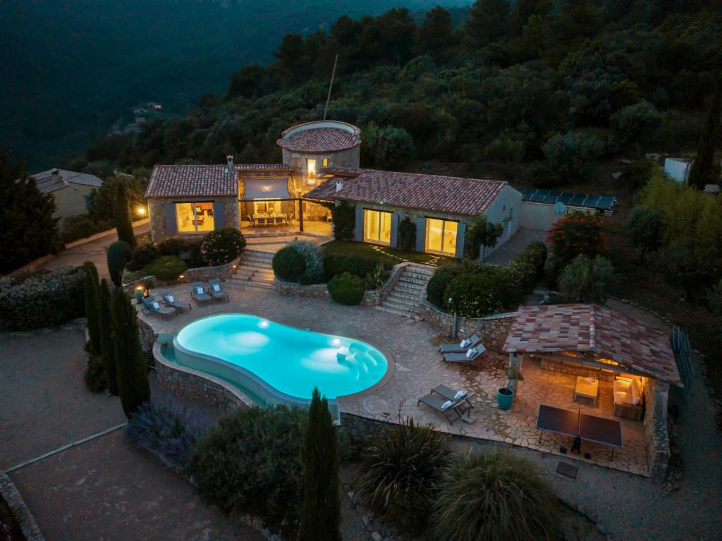 Der Swimmingpool an oder in der Nähe von Villa La Genestière - Familienoase und Golfertraum mit Infinity-Pool und 180-Grad-Panoramablick bis zum Meer