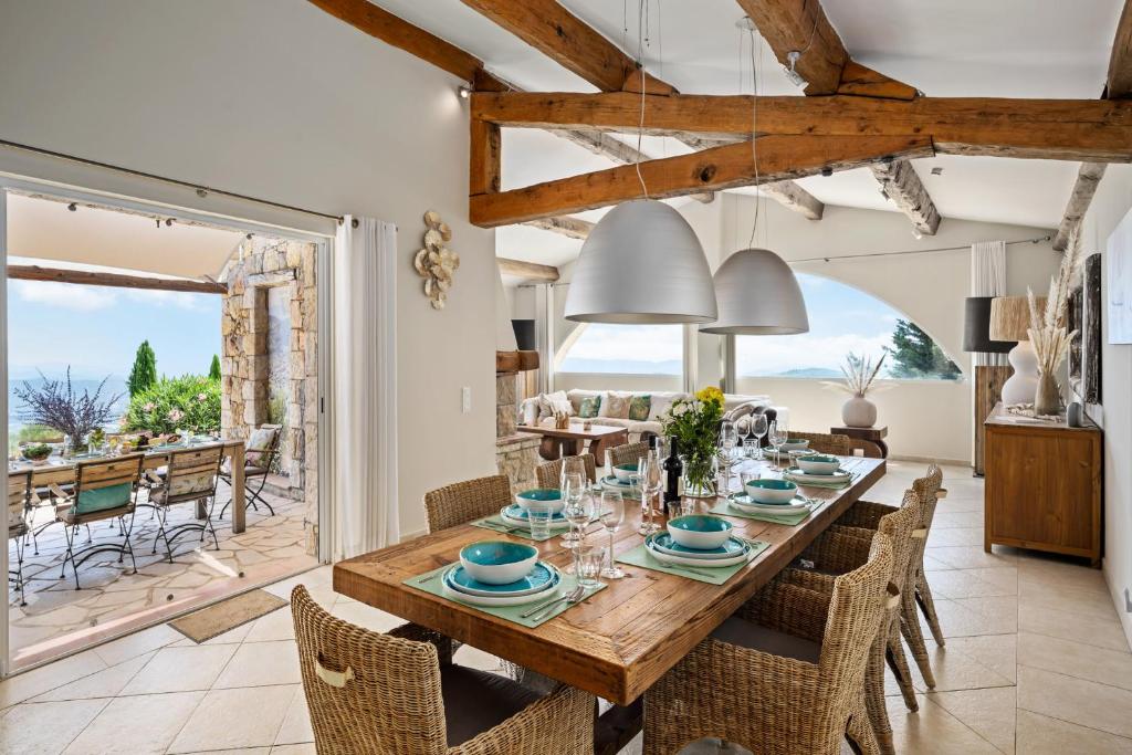 Galeriebild der Unterkunft Villa La Genestière - Familienoase und Golfertraum mit Infinity-Pool und 180-Grad-Panoramablick bis zum Meer in Seillans
