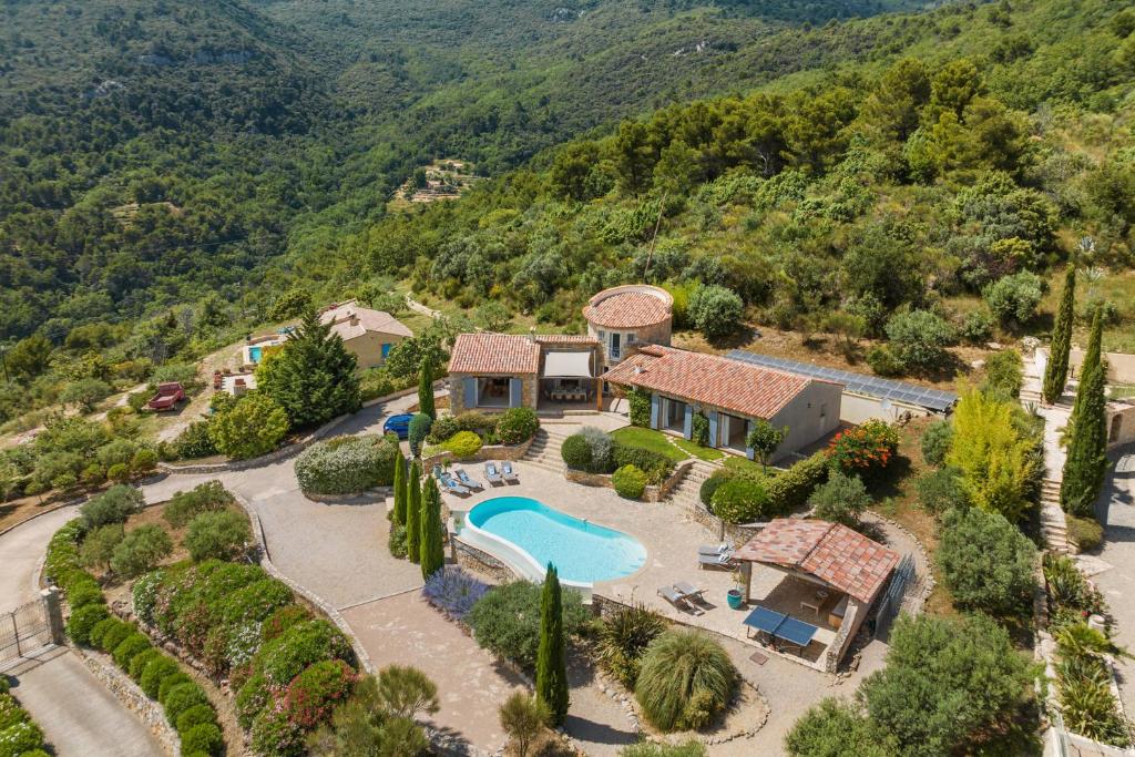 eine Luftaufnahme eines Hauses mit Swimmingpool in der Unterkunft Villa La Genestière - Familienoase und Golfertraum mit Infinity-Pool und 180-Grad-Panoramablick bis zum Meer in Seillans