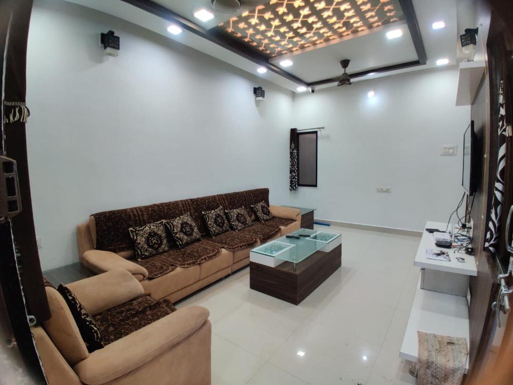 Posezení v ubytování Luxurious 4BHK Bunglow