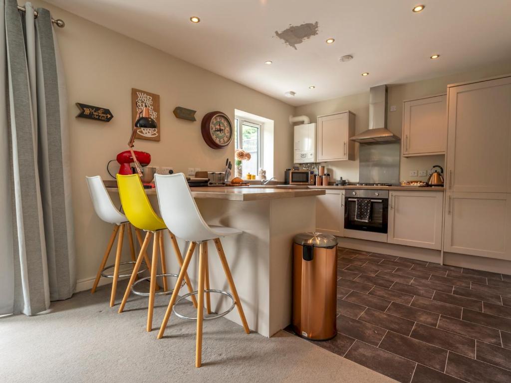 Η κουζίνα ή μικρή κουζίνα στο Charming Modern Retreat with Private Garden - Pass the Keys