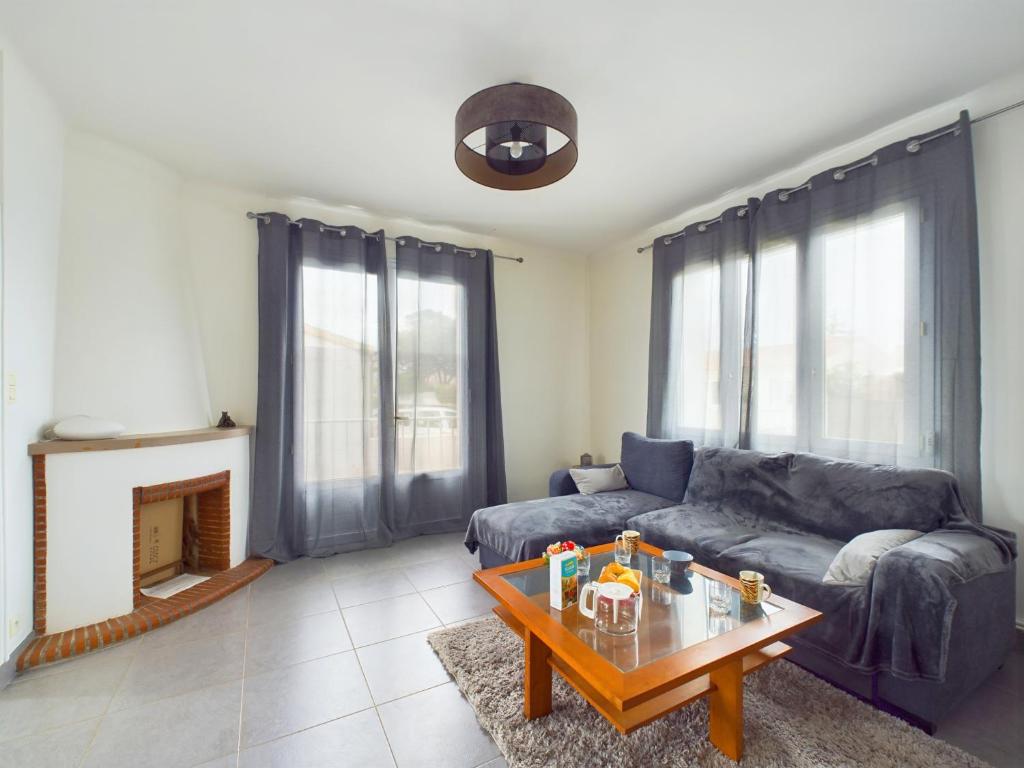 un salon avec un canapé et une table basse dans l'établissement À 2,7 km de la plage, maison au calme pour 6, à Les Sables-dʼOlonne