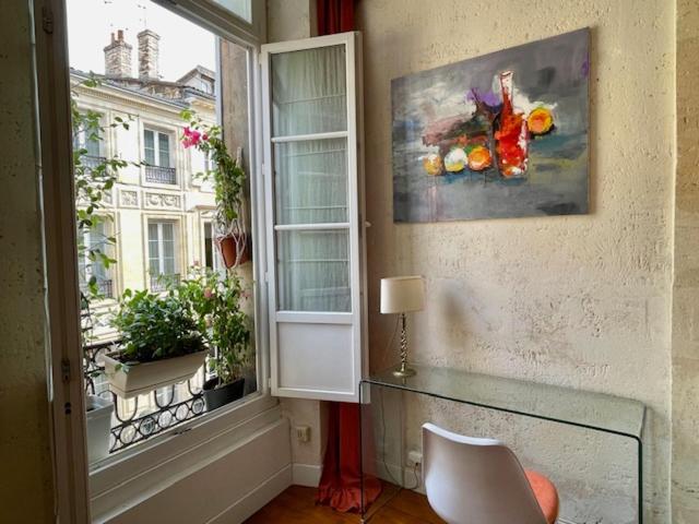 Cette chambre dispose d'une fenêtre et d'une peinture murale. dans l'établissement Au coeur de Bordeaux, à Bordeaux