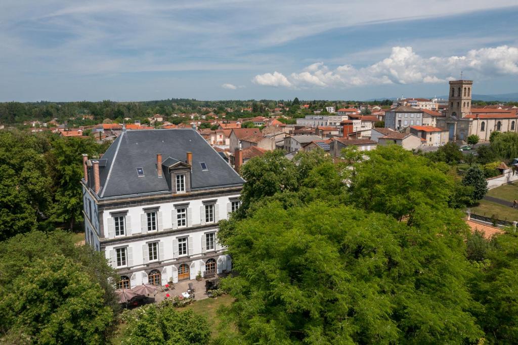 Nespecifikovaný výhled na destinaci Lezoux nebo výhled na město při pohledu z bed and breakfast