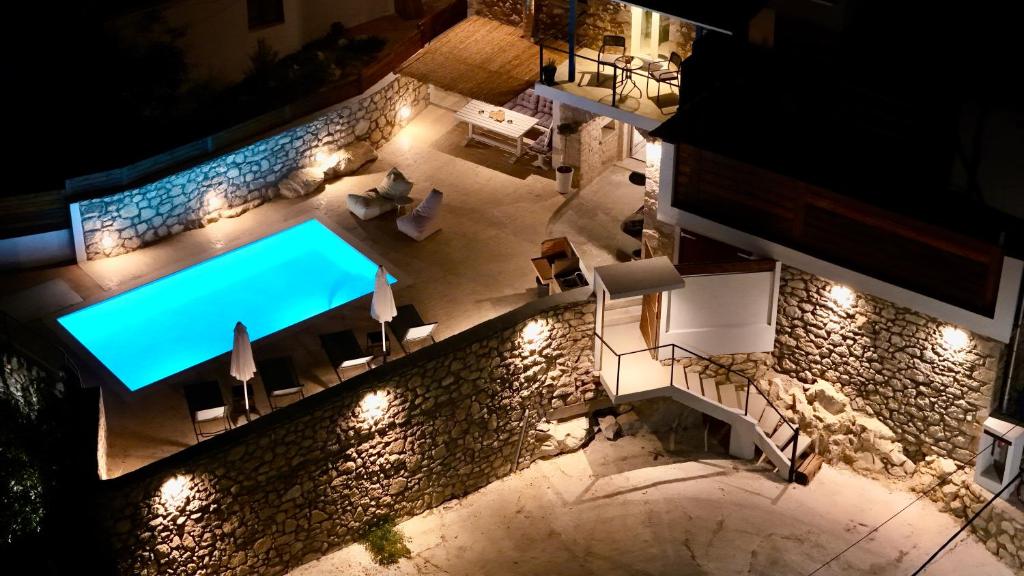 una vista aérea de un restaurante por la noche en Villa Vista, en Asprogerakata