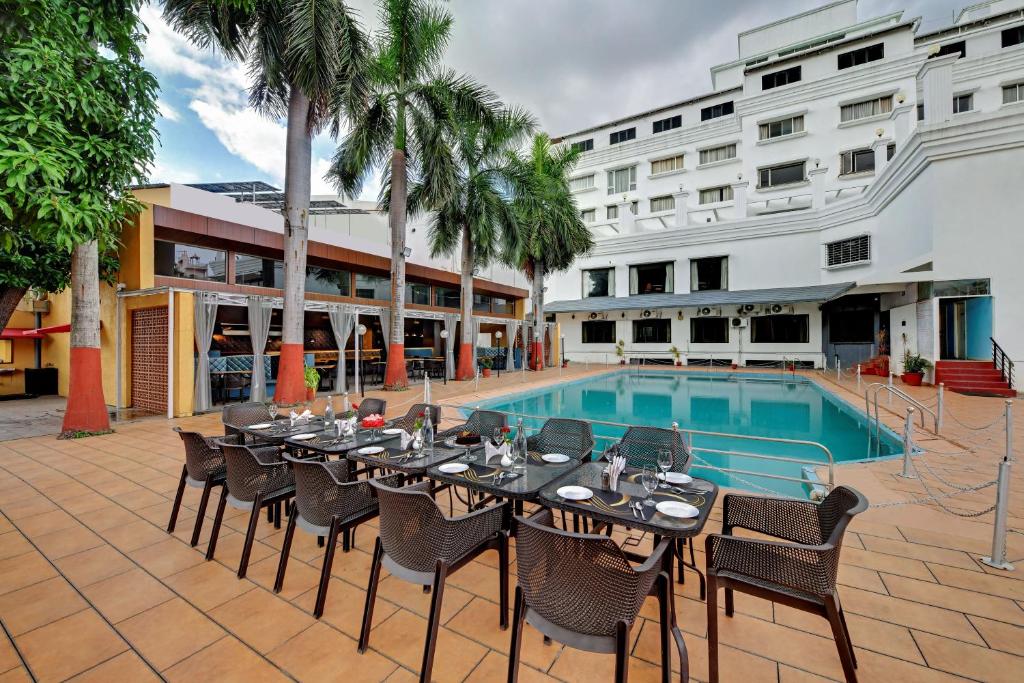 Bazén v ubytování Quality Inn Regency, Nashik nebo v jeho okolí