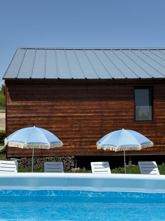 Bazén v ubytování Shaori Lake Cottages nebo v jeho okolí