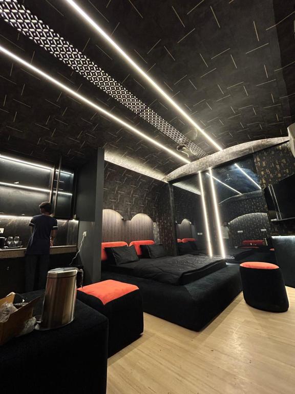 Shades of black - Housity