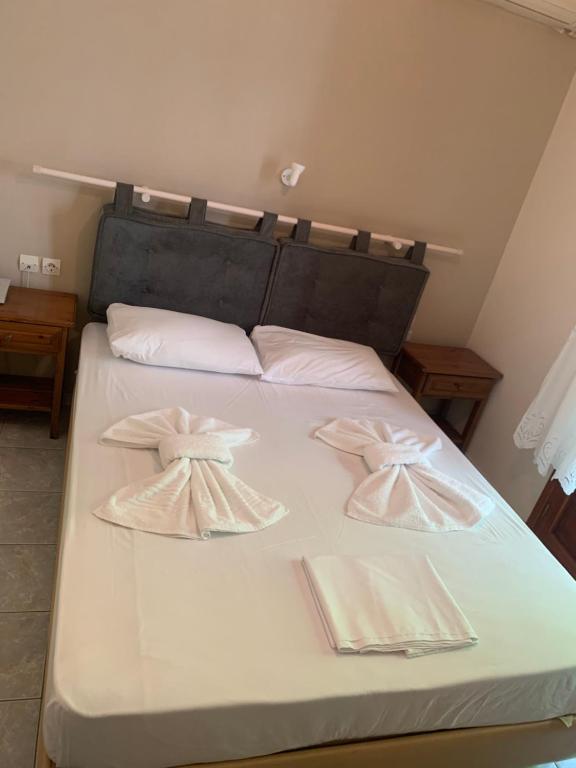 Łóżko lub łóżka w pokoju w obiekcie Hotel Eleana
