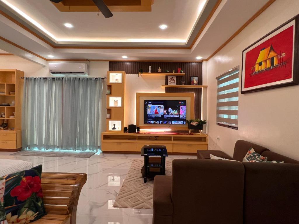 TV a/nebo společenská místnost v ubytování Luxury Vacation House Oceanfront in Lila, Bohol