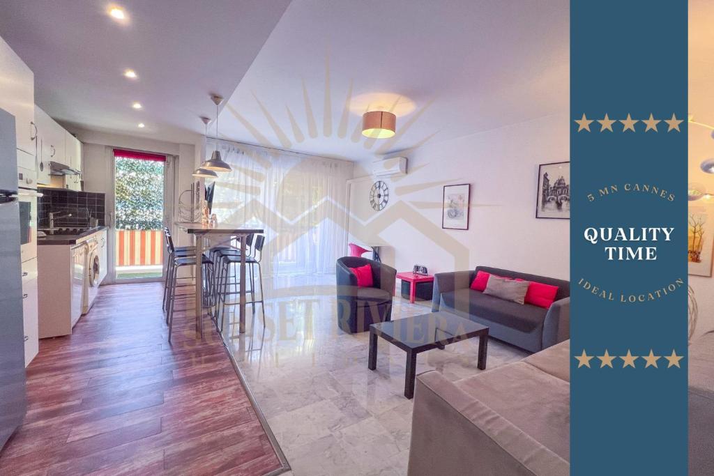 un salon avec un canapé et une table dans l'établissement LE SURCOUF Appartement by 4 By SUNSET, au Cannet