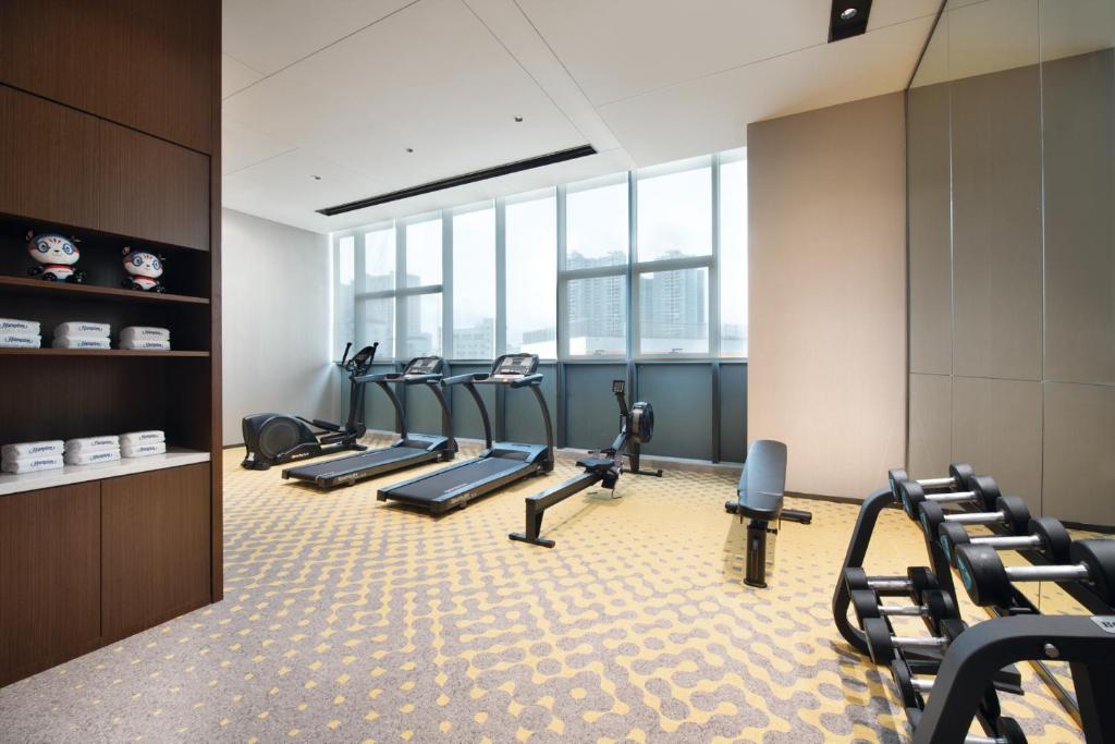 Fitness centrum a/nebo fitness zařízení v ubytování 南宁安吉希尔顿欢朋酒店