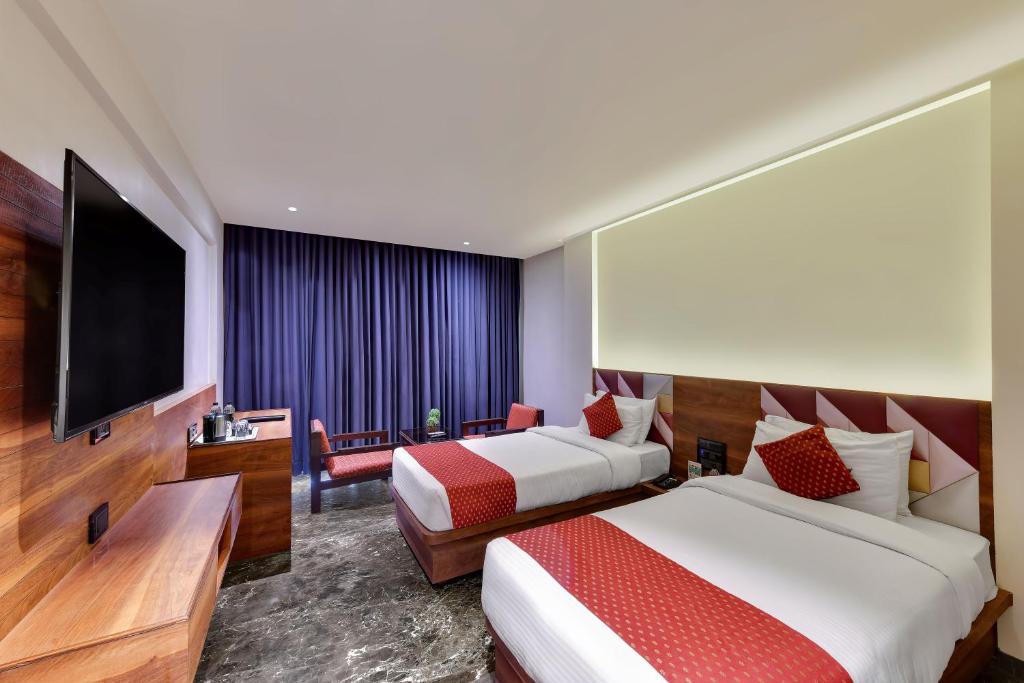 Postel nebo postele na pokoji v ubytování Quality Inn Regency, Nashik