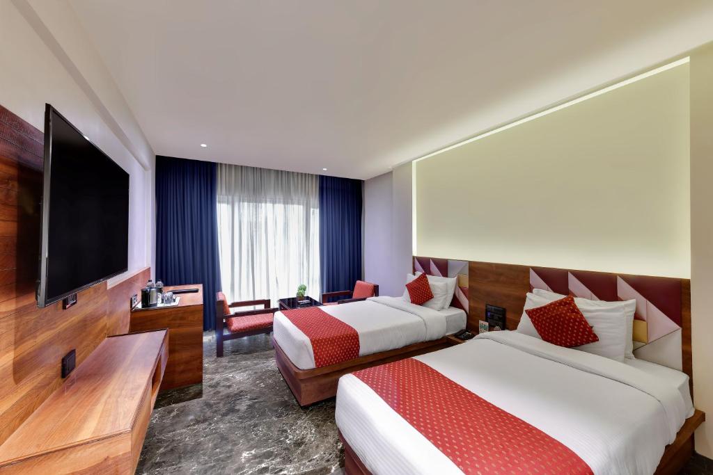 Postel nebo postele na pokoji v ubytování Quality Inn Regency, Nashik