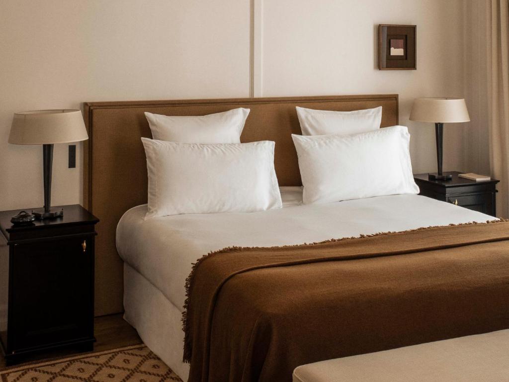 Postel nebo postele na pokoji v ubytování Hôtel Balzac Paris & Spa Ikoï