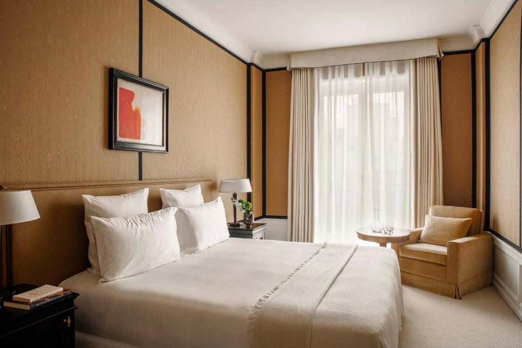 Postel nebo postele na pokoji v ubytování Hôtel Balzac Paris & Spa Ikoï