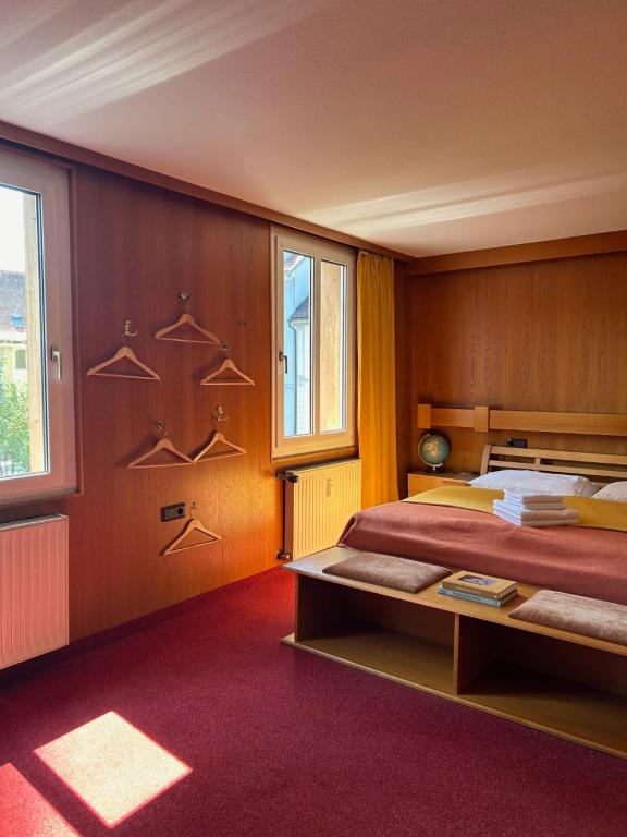 Postel nebo postele na pokoji v ubytování Honolulu Hotel